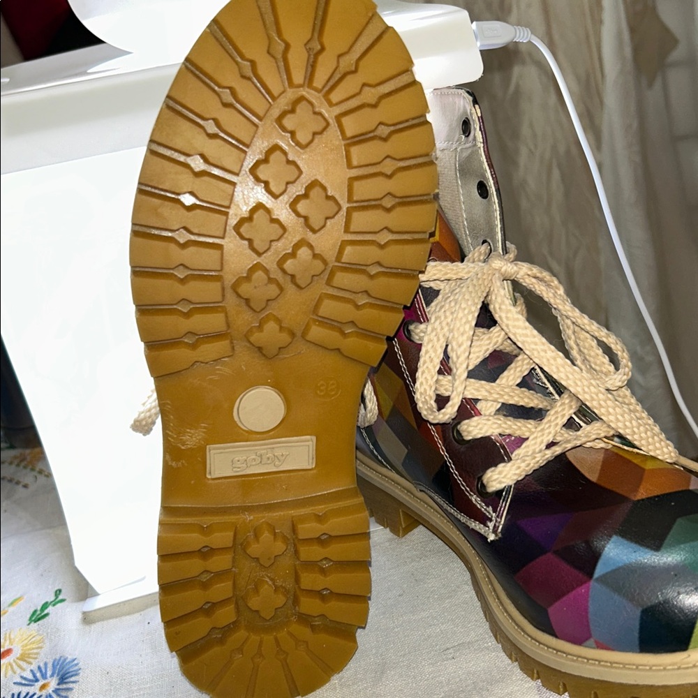 Goby boots size 7.5. Like new condition. Only worn once. - Picture 4 of 8